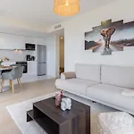 Modern 2-bed With Huge Terrace