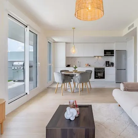 Apartman Modern 2-bed With Huge Terrace *