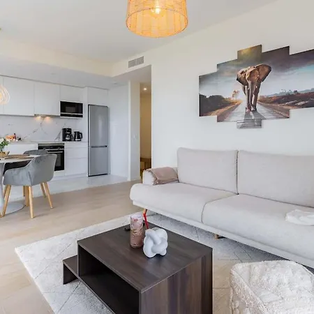 Modern 2-bed With Huge Terrace