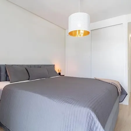 Modern 2-bed With Huge Terrace *