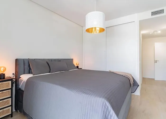 Modern 2-bed With Huge Terrace *